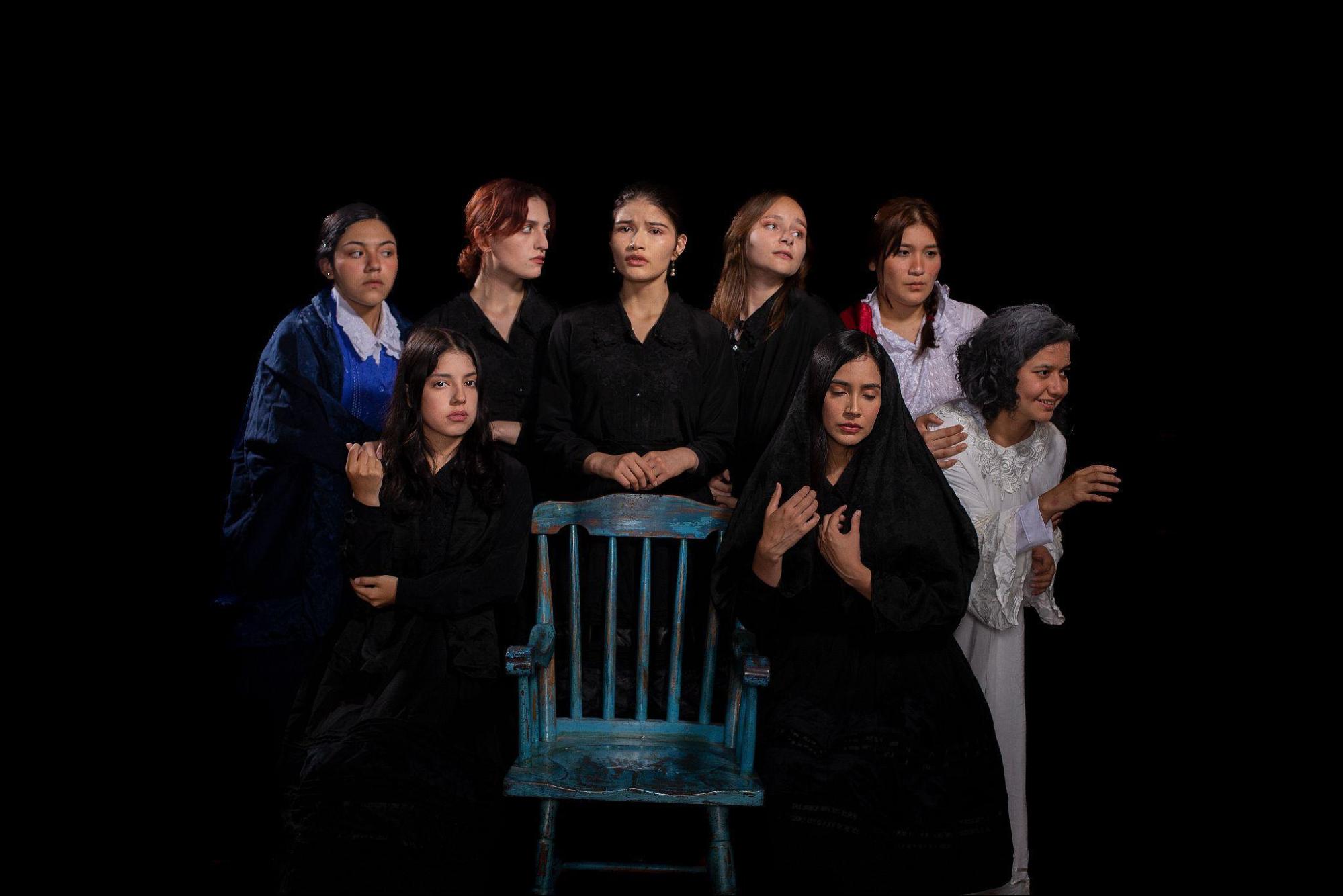 Ensayando el luto: Las actrices de “La casa de Bernarda Alba”